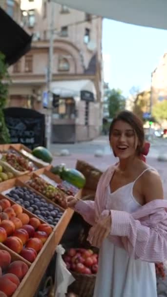 Sprzedawcą Owoców Targu Rolniczym Jest Pełna Werwy Młoda Kobieta Wysokiej — Wideo stockowe
