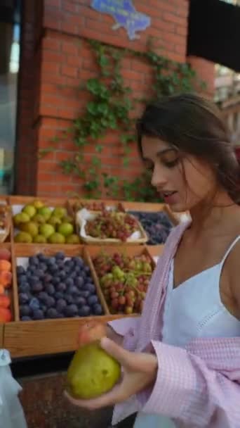 Avrupalı Bir Çiftçi Pazarında Pembe Elbiseli Güzel Bir Bayan Meyve — Stok video