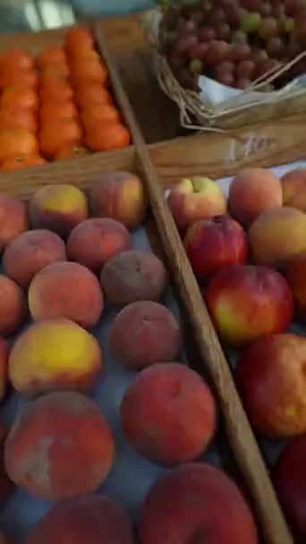 Europese Markt Wemelt Van Heerlijke Sappige Vruchten Boerenmarkt Hoge Kwaliteit — Stockvideo