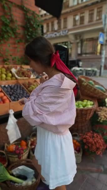 Βρείτε Μια Ζωηρή Νεαρή Γυναίκα Ροζ Φιογκάκι Αγοράζει Φρούτα Στο — Αρχείο Βίντεο