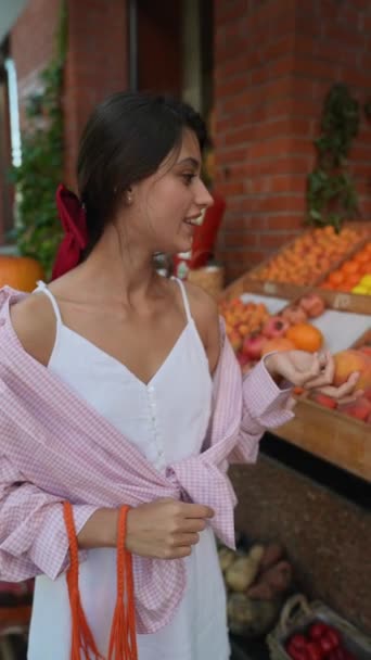 아름다운 여성은 시장에서 복숭아를 선택에 그녀의 통찰력을 공유합니다 고품질 — 비디오