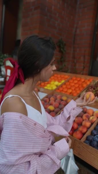 あなたは農家市場でかなり若い女性を見つけることができ 果物や野菜を販売しています 高品質の4K映像 — ストック動画