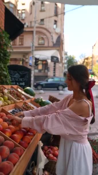 Rynku Rolniczym Znajduje Się Energiczna Młoda Dama Sprzedająca Owoce Sprzedaż — Wideo stockowe
