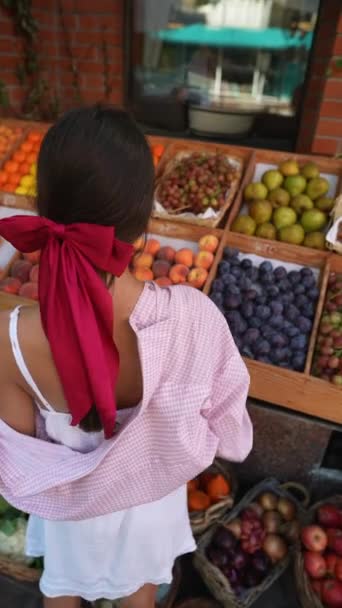 Sprzedawcą Owoców Warzyw Targu Jest Urocza Młoda Dama Wysokiej Jakości — Wideo stockowe
