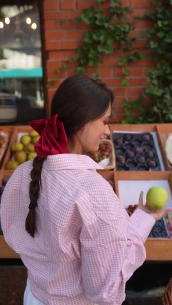 Mercado Agricultores Tem Uma Jovem Vendedora Moda Que Especialista Variedades — Vídeo de Stock