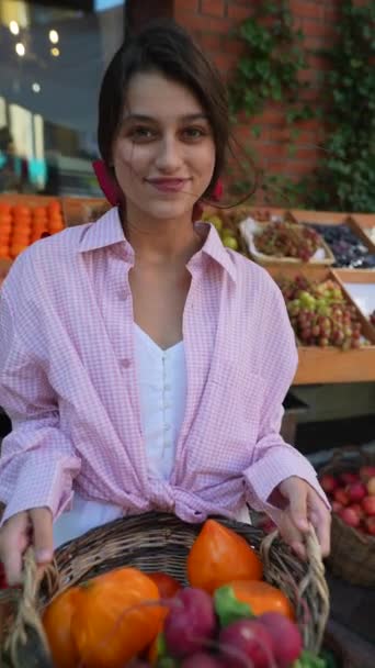 Elegantní Mladá Žena Oblečená Jako Prodavačka Evropském Trhu Zemědělci Držící — Stock video