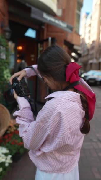 Στην Ευρωπαϊκή Αγορά Αγροτών Βρείτε Μια Ελκυστική Νεαρή Κοπέλα Ροζ — Αρχείο Βίντεο