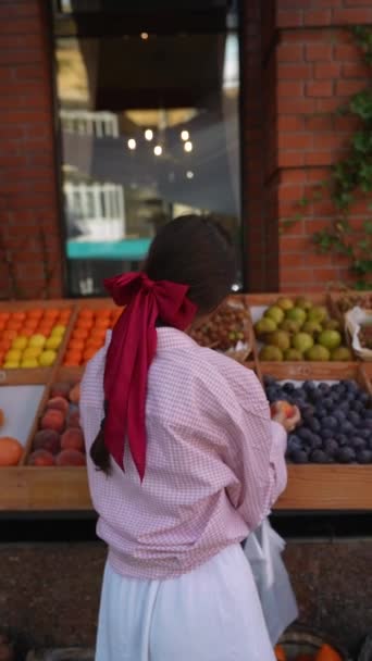 Найдете Прекрасную Молодую Леди Фермерском Рынке Продающую Фрукты Овощи Высококачественные — стоковое видео