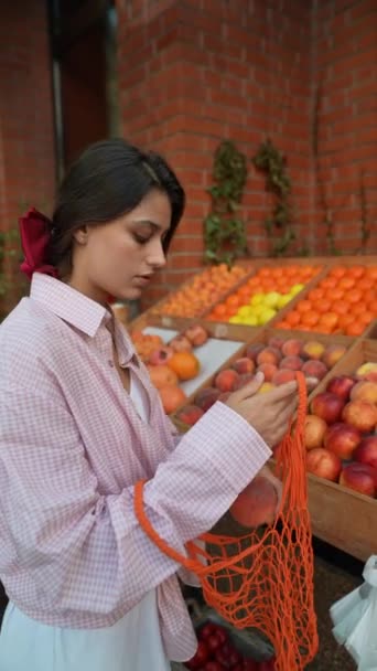Stylowa Młoda Kobieta Zaangażowana Zrównoważony Rozwój Wypełnia Ekologiczną Torbę Owocami — Wideo stockowe