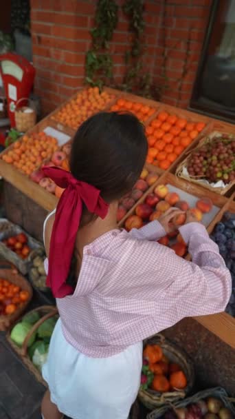 Levande Ung Kvinnlig Försäljare Arrangerar Frukt Till Försäljning Marknaden Högkvalitativ — Stockvideo