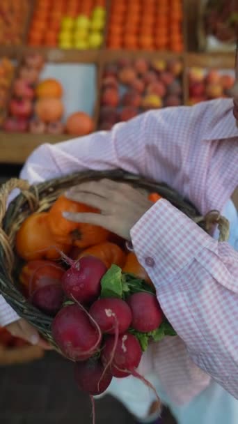 Mercado Agricultores Europeos Encontrarás Una Joven Encantadora Vendiendo Verduras Con — Vídeos de Stock