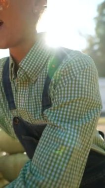 Pazar sahnesinin ortasında, güzel bir kadın satıcı kurbanlarının bir parçası olan balkabaklarını sergiliyor. Yüksek kalite 4k görüntü