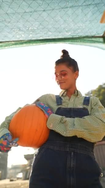 Яркой Рыночной Обстановке Женщина Фермер Обеспечивает Оживленную Презентацию Большой Оранжевой — стоковое видео