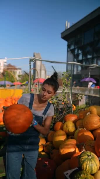 Markette Genç Bir Bayan Çiftçi Seçtiği Portakallı Balkabağını Büyüleyici Bir — Stok video