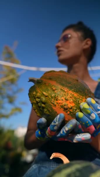 Élénk Piaci Környezetben Egy Női Farmer Bemutatja Különböző Sütőtököket Amik — Stock videók