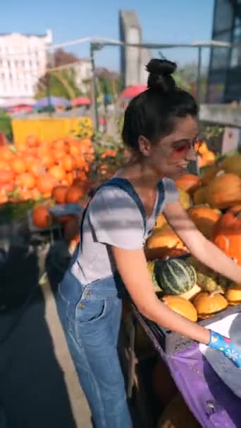 Pasar Seorang Petani Perempuan Muda Berbagi Wawasan Tentang Budidaya Labu — Stok Video