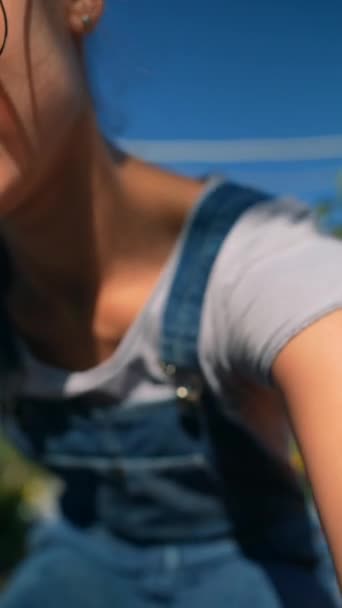 Рыночной Ларьке Молодая Леди Фермер Представляет Различные Тыквы Доступные Покупки — стоковое видео