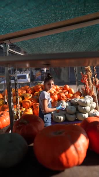 Živém Prostředí Trhu Dáma Farmářka Poskytuje Živou Prezentaci Velké Oranžové — Stock video