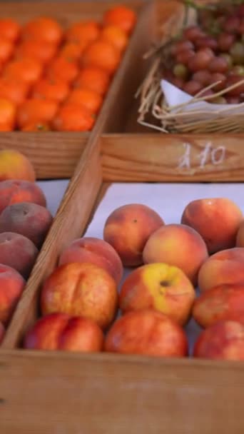 Ωριμάζουν Ζουμερά Φρούτα Στα Ράφια Μιας Ευρωπαϊκής Αγοράς Αγορά Αγροτών — Αρχείο Βίντεο