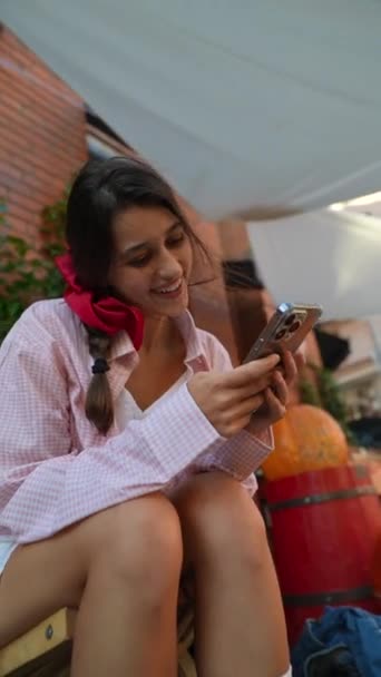Una Joven Elegante Rosa Sosteniendo Teléfono Inteligente Paseando Por Mercado — Vídeo de stock