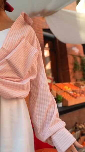 Elegant Ung Kvinde Prydet Med Pink Fortæller Sin Forretningshistorie Markedet – Stock-video