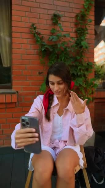 ピンクのエレガントな若い女性は スマートフォンを持ち 農家市場を散策しています 高品質の4K映像 — ストック動画