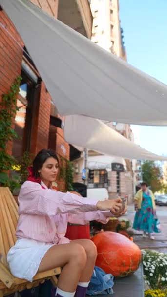 农贸市场的摊贩 一个穿着粉色衣服的可爱的年轻女子 带着智能手机 高质量的4K镜头 — 图库视频影像