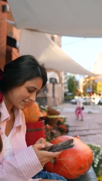 Okouzlující Mladá Dáma Oblečená Růžovém Chytrým Telefonem Prohledávající Farmářský Trh — Stock video