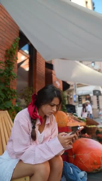 Αγορά Των Αγροτών Διαθέτει Μια Γοητευτική Νεαρή Κοπέλα Ροζ Ενδυμασία — Αρχείο Βίντεο