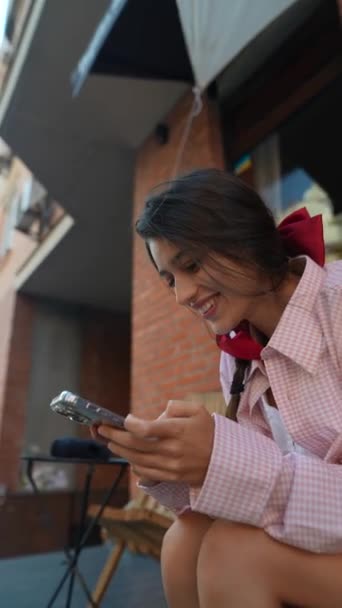 Farmers Market Boasts Vivacious Young Woman Pink Clothing Smartphone Ready — Stock Video