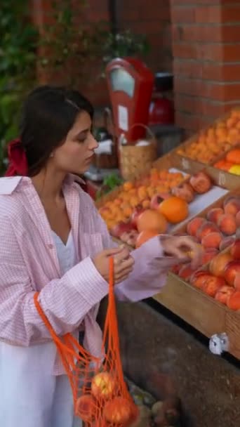 Europejskim Rynku Rolnym Piękna Młoda Kobieta Różowym Stroju Wybiera Owoce — Wideo stockowe
