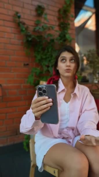 ピンクの服を着た素敵な若い女性 スマートフォンで 農家市場を探検しています 高品質の4K映像 — ストック動画