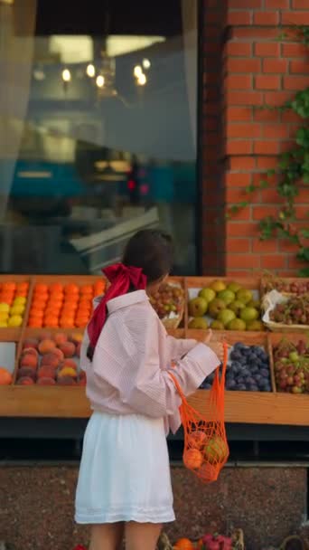 Znajdziesz Uduchowioną Młodą Kobietę Różowymi Włosami Kupującą Owoce Sklepie Europejskim — Wideo stockowe
