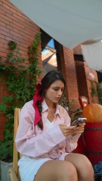 在农贸市场上 你会发现一个穿着粉色智能手机的迷人的年轻女士手牵着手 高质量的4K镜头 — 图库视频影像