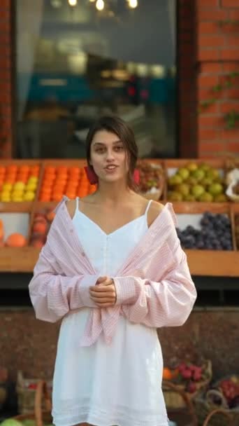 Mercado Europeu Dos Agricultores Uma Jovem Atraente Vestida Rosa Discute — Vídeo de Stock