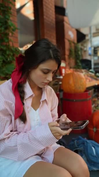 Fashionabel Ung Kvinde Lyserød Påklædning Smartphone Hånden Udforske Landmænd Markedet – Stock-video