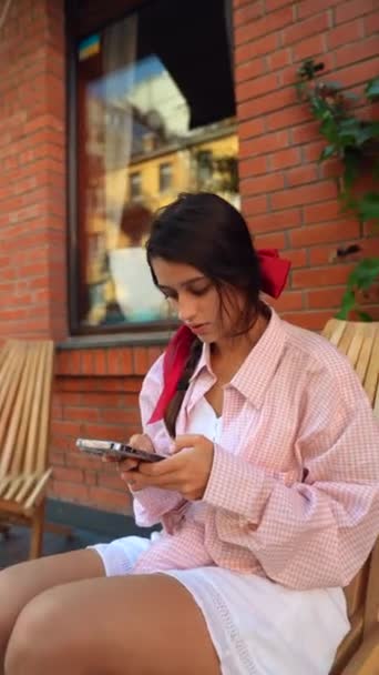 農家市場はピンクの服 スマートフォンで素晴らしい若い女性を準備ができています 高品質の4K映像 — ストック動画