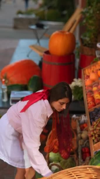 欧洲农贸市场上有一个可爱的年轻女子 她很爱护环境 把水果装进了一个环境友好的袋子里 高质量的4K镜头 — 图库视频影像