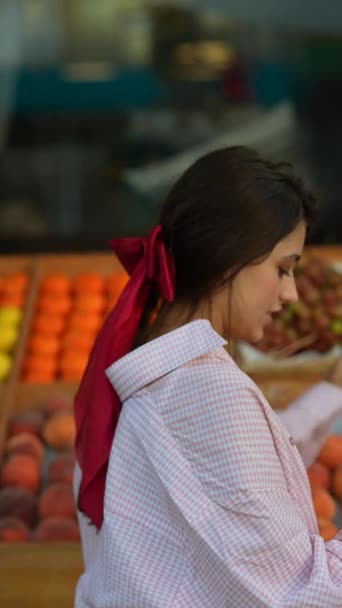 Een Europese Boerenmarkt Heeft Een Mooie Jongedame Roze Kledij Die — Stockvideo