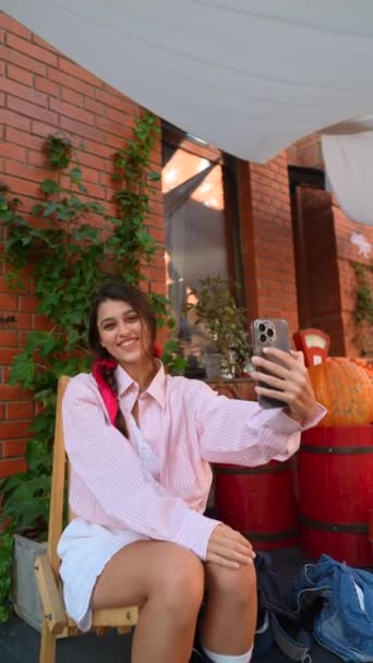 ピンクのエレガントな若い女性は スマートフォンを持ち 農家市場を散策しています 高品質の4K映像 — ストック動画