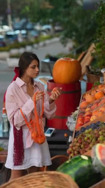 Seorang Wanita Muda Yang Elegan Pasar Petani Eropa Dengan Anggun — Stok Video