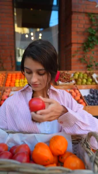 Stylish Young Woman Committed Sustainability Fills Basket Vegetables European Farmers — Stock Video
