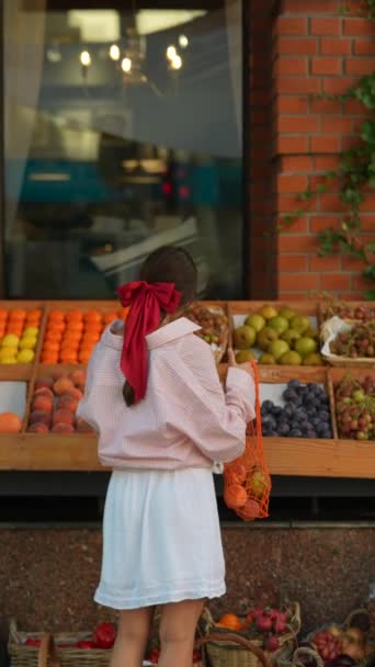 Una Joven Animada Arco Rosa Está Comprando Frutas Una Tienda — Vídeos de Stock