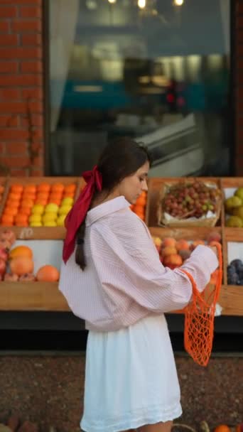Sorgfältig Packt Eine Schöne Junge Frau Auf Dem Europäischen Bauernmarkt — Stockvideo