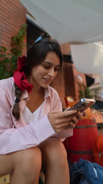 Vendedor Mercado Agricultores Una Encantadora Joven Rosa Equipado Con Teléfono — Vídeo de stock