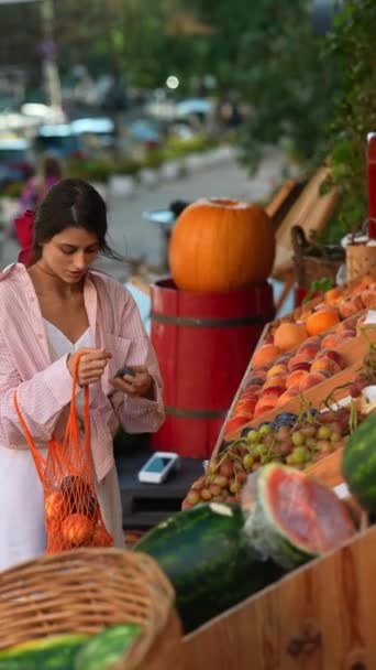 Una Hermosa Joven Vestida Rosa Está Seleccionando Frutas Mercado Agricultores — Vídeos de Stock