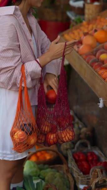 Una Mujer Joven Elegante Mercado Agricultores Europeos Organiza Con Elegancia — Vídeo de stock