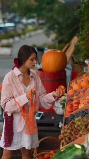 Een Stralende Jongedame Europese Boerenmarkt Trots Milieuvriendelijke Praktijken Organiseert Fruit — Stockvideo
