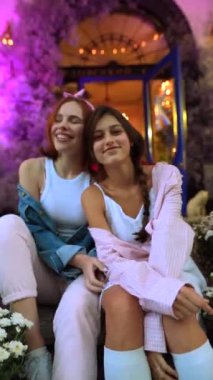 Mor bir bahçede merdivenlerde romantik bir çift bir anı paylaşıyor. Yüksek kalite 4k görüntü