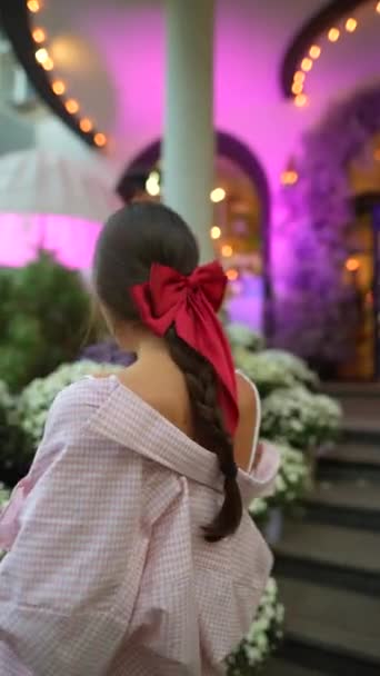 Восхитительная Девушка Романтическом Облике Готовится Выйти Сад Лавандового Цвета Высококачественные — стоковое видео